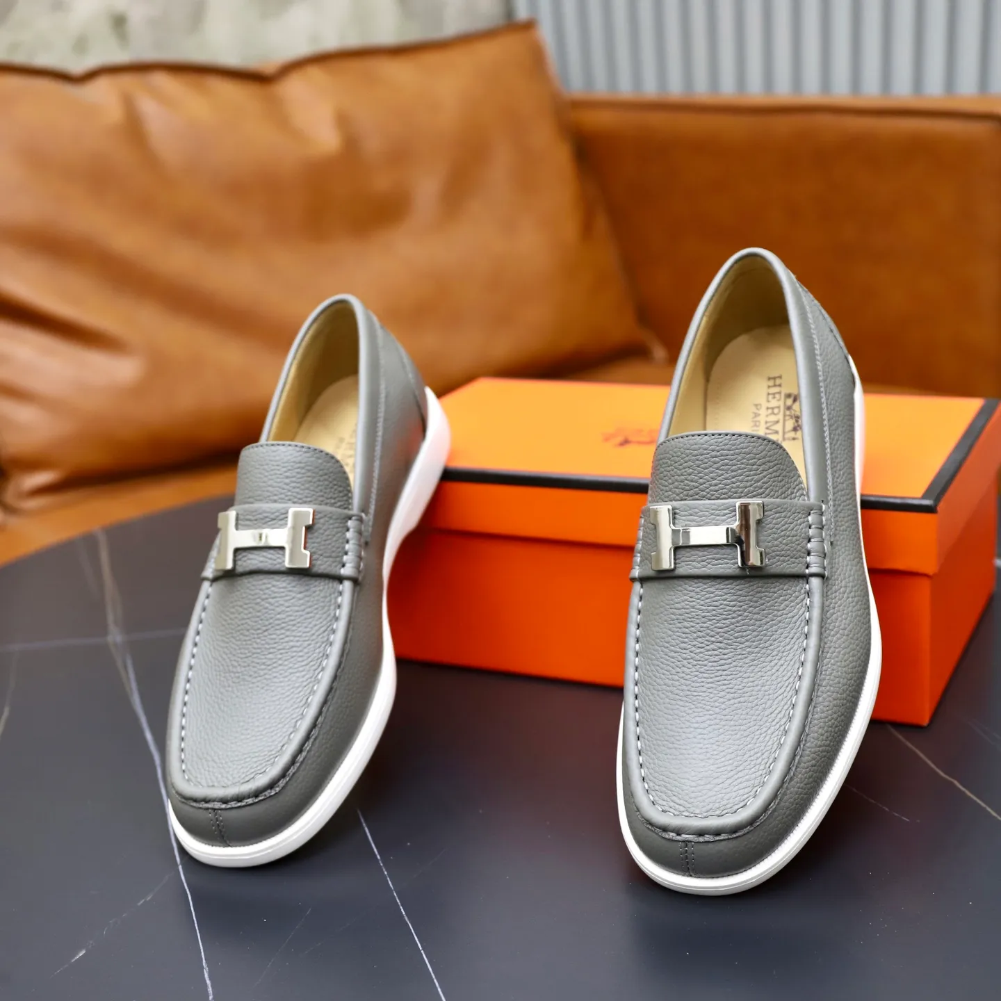 Ex-factory price: 560💰Hermès/Hermès slip-on men's shoes. This shoe is made of imported pebbled cowhide. It has simple and smooth lines and is combined with aerodynamically designed 3CM rubber foam ultra-light soles! Youthful and fashionable, classic H-shaped hardware buckle decoration, calf lining gently wraps the feet, with logo cowhide feet, casual and urban style, highlighting youthful vitality, sports and leisure version, super versatile, code number: 38-39-40-41-42-43-44 standard leather shoe size (45 can be customized but does not support returns)